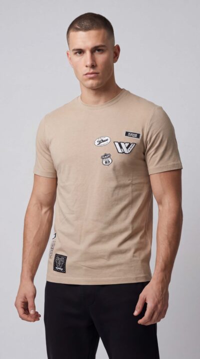 טי שירט בז’ לגבר של W JEANS עם פאצ’ים גרפיים בחזית.