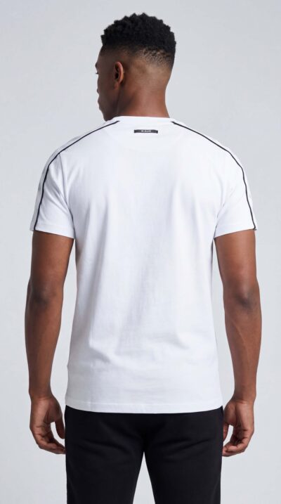 טי־שירט לבנה לגבר מבית W JEANS עם לוגו בחזה ופסי כתפיים בצבע שחור.