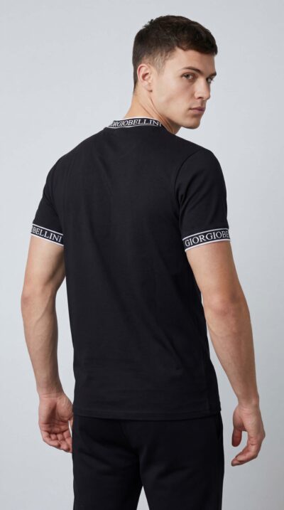 טי שירט שחורה של GIORGIO BELLINI עם הדפס מותג בצווארון ובשרוולים ולוגו קטן בחזית.
