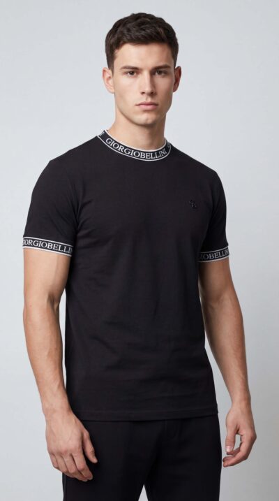 טי שירט שחורה של GIORGIO BELLINI עם הדפס מותג בצווארון ובשרוולים ולוגו קטן בחזית.