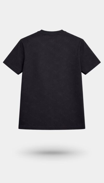 טי־שירט שחורה לגבר של ROBERTO VINO עם טקסטורת מונוגרמה עדינה וסמל ממותג קטן בחזית, מבד כותנה ולייקרה.