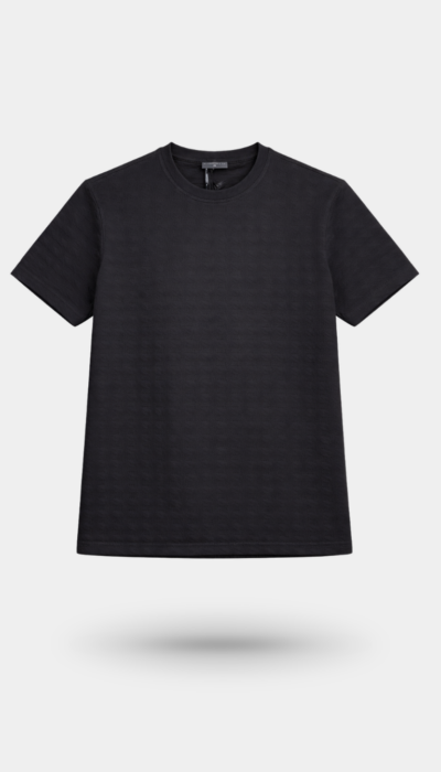 טי־שירט לגבר של ROBERTO VINO בצבע שחור עם טקסטורה עדינה, בד כותנה ולייקרה, גזרה נוחה ומראה יוקרתי.