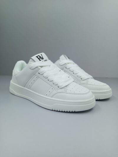 נעלי סניקרס לבנות לגבר מבית ROBERTO VINO עם עיצוב נקי וסוליית גומי.