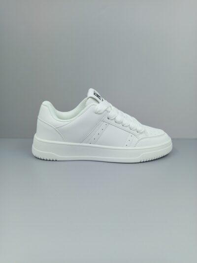 נעלי סניקרס לבנות לגבר מבית ROBERTO VINO עם עיצוב נקי וסוליית גומי