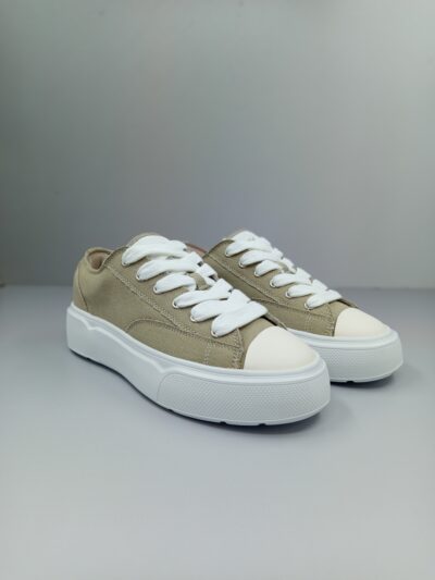 נעלי סניקרס לגבר של W JEANS בצבע בז’, טקסטורת בד. עם סוליית גומי לבנה.