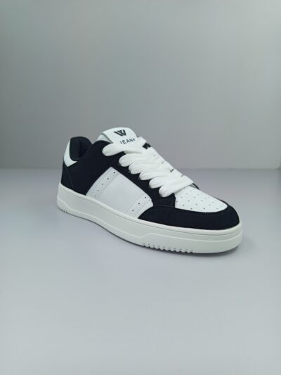 נעלי סניקרס לגבר W JEANS בצבע שחור ולבן עם סוליית גומי, בטקסטורת חורים.