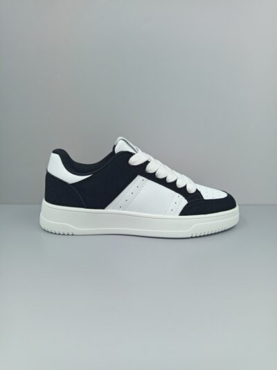 נעלי סניקרס לגבר W JEANS בצבע שחור ולבן עם סוליית גומי, בטקסטורת חורים.