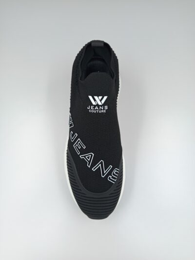 נעלי ספורט לגבר של W JEANS שחורות ללא שרוכים עם לוגו בולט וסוליית גומי לבנה עבה.