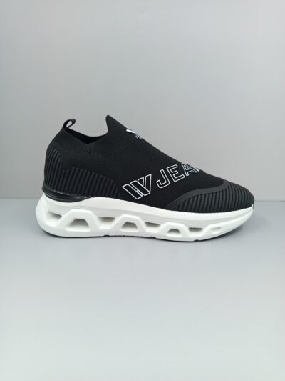 נעלי ספורט לגבר של W JEANS שחורות ללא שרוכים עם לוגו בולט וסוליית גומי לבנה עבה.
