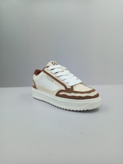 נעלי סניקרס לגבר ROBERTO VINO בצבע בז' וחום עם סוליית גומי ושרוכים לבנים.