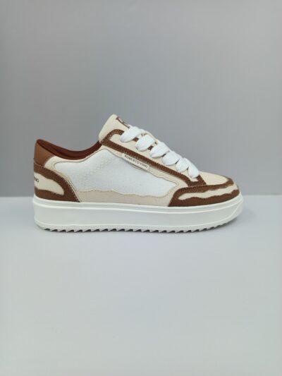 נעלי סניקרס לגבר ROBERTO VINO בצבע בז' וחום עם סוליית גומי ושרוכים לבנים.