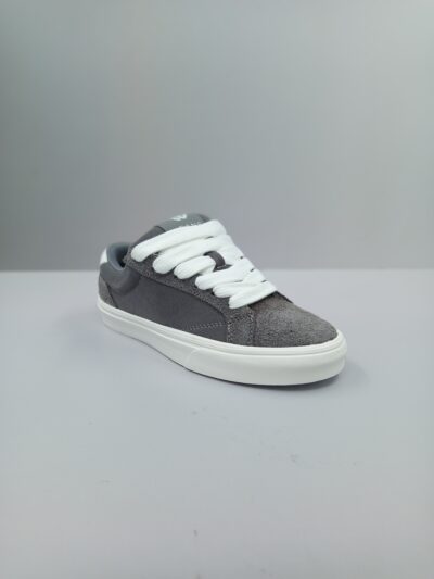 נעלי סניקרס לגבר W JEANS בצבע אפור, לוגו תפור, עם שרוכים לבנים וסוליית גומי.