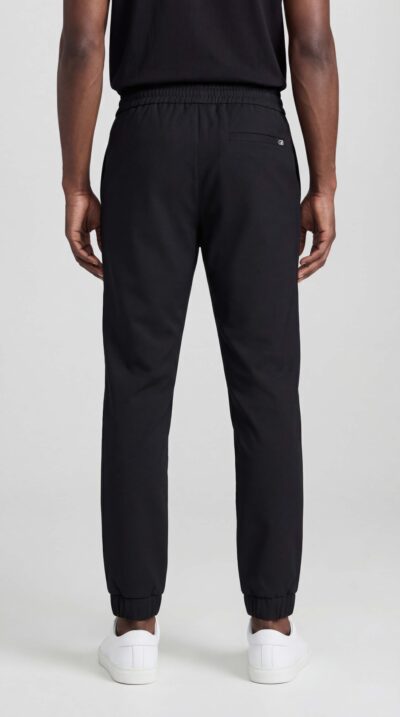 מכנסי קארגו שחורים לגבר מבית GIORGIO BELLINI עם חגורת מותן אלסטית, שרוך קשירה וכיסים עם רוכסן