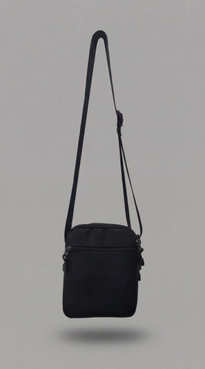 תיק צד שחור לגבר ICON PARIS עם רצועת כתף מתכווננת, לוגו מובלט בחזית, ועיצוב אורבני מינימליסטי.