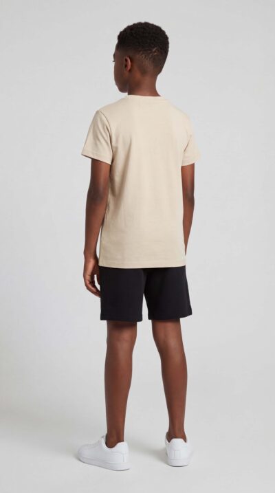 חליפת ילדים ICON PARIS, כולל טי שירט בצבע בז' ולוגו בולט בחזית, בשילוב מכנס קצר בצבע שחור עם הדפס תואם.