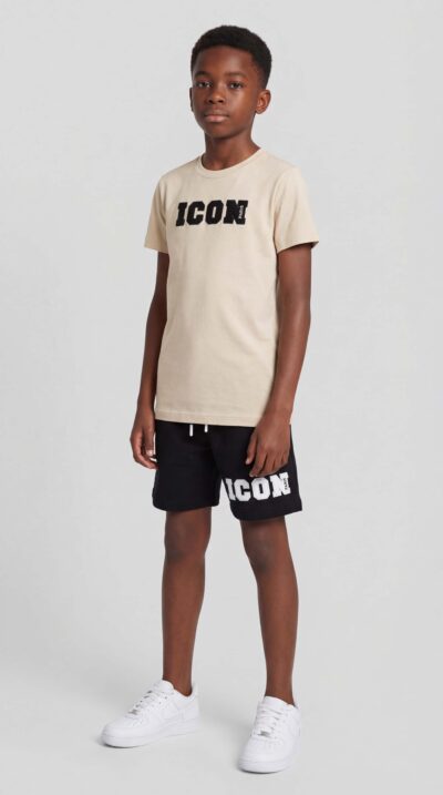 חליפת ילדים ICON PARIS, כולל טי שירט בצבע בז' ולוגו בולט בחזית, בשילוב מכנס קצר בצבע שחור עם הדפס תואם.