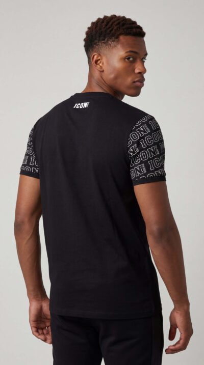 חולצת פולו לגבר ICON PARIS שחורה עם הדפס חוזר בחלק העליון בחזית ובשרוולים, וסגירת רוכסן.