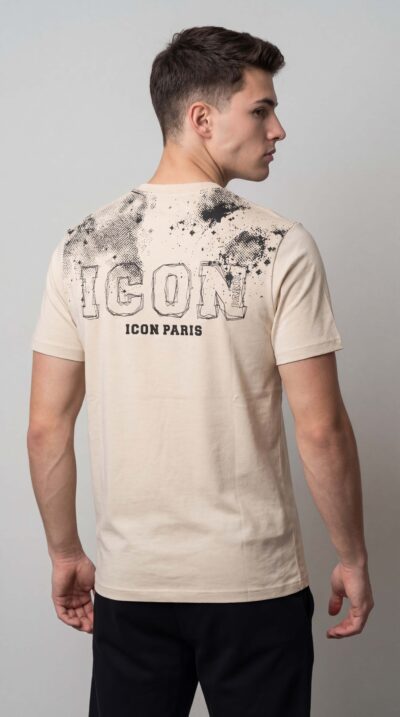 טי שירט לגבר בצבע בז’ מבית ICON PARIS עם הדפס ייחודי בגב וגזרה מחמיאה.
