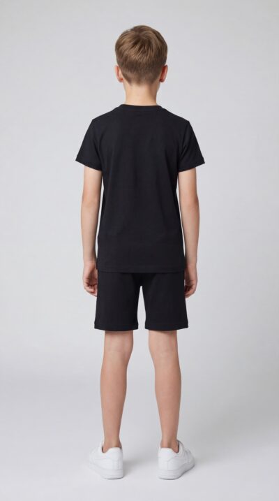 חליפת טי שירט ומכנס קצר לילדים של ROBERTO VINO בצבע שחור בהדפס תואם בחזית.