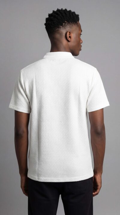 חולצת פולו לבנה לגבר מבית ROBERTO VINO עם צווארון פולו ורוכסן קדמי וטקסטורת בד ייחודית