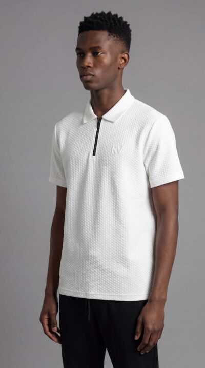 חולצת פולו לבנה לגבר מבית ROBERTO VINO עם צווארון פולו ורוכסן קדמי וטקסטורת בד ייחודית.