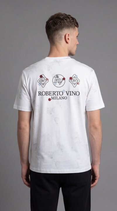 טי־שירט לבנה של ROBERTO VINO עם הדפס לוגו קדמי קטן והדפס גב גדול MILANO מבד כותנה ולייקרה.