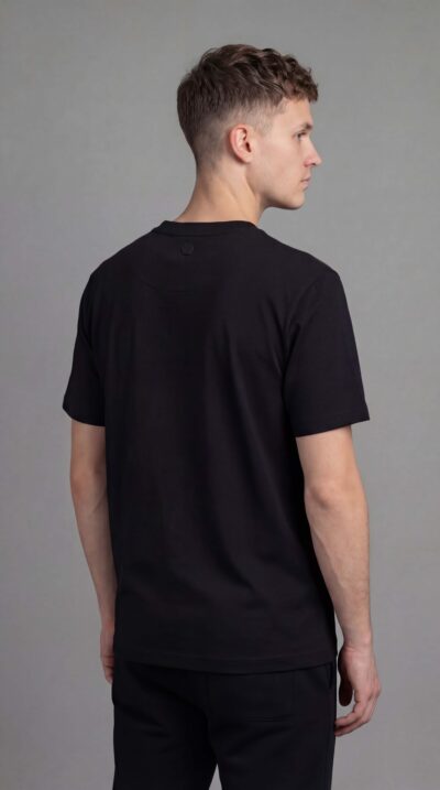 טי שירט שחורה של ROBERTO VINO בגזרה נקייה ומינימליסטית מבד כותנה עם לייקרה.