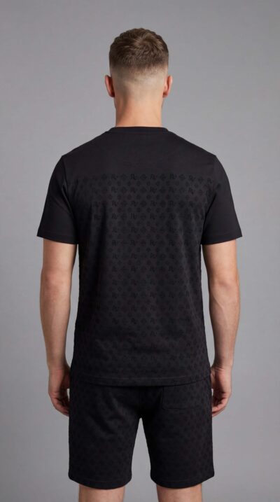 טי שירט שחורה לגבר מבית ROBERTO VINO עם הדפס מונוגרמה RV על כל הבד ופאץ' לוגו קדמי