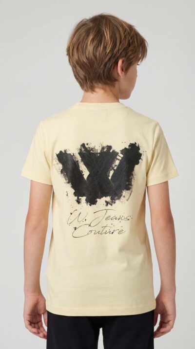 טי־שירט של W JEANS בצבע צהוב בהיר עם הדפס לוגו קטן בחזית והדפס גרפי גדול בגב.