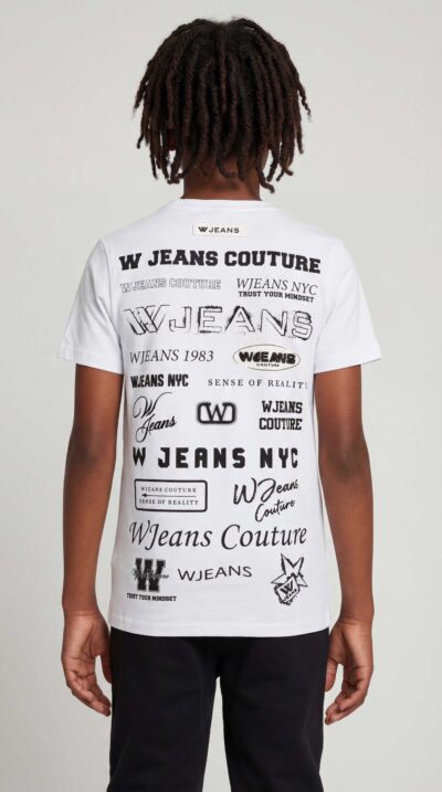 טי שירט לילדים של W JEANS בצבע לבן עם לוגו W JEANS NYC בחזית, והדפס גרפי גדול בגב, בשילוב טקסטים.
