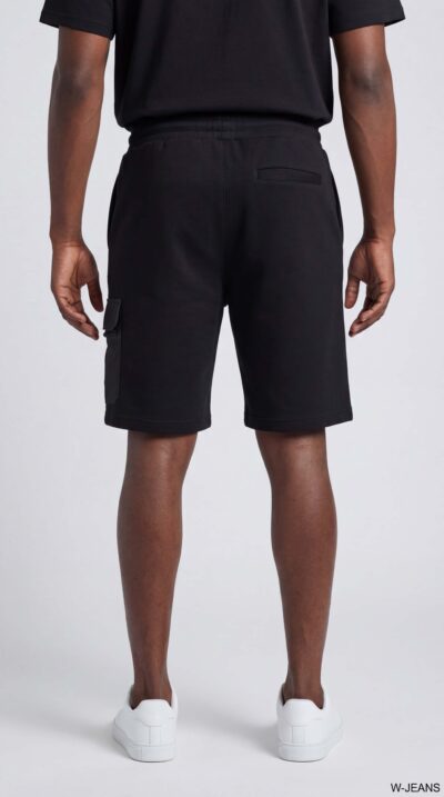מכנס קצר שחור מבית W JEANS בעיצוב אורבני, 100% בד כותנה, כיסים פונקציונליים וגזרה נוחה.