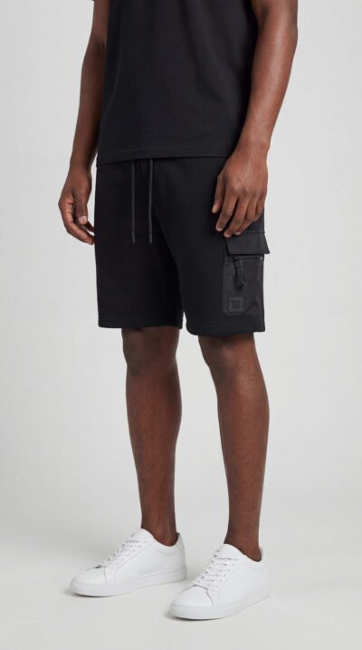 מכנס קצר שחור מבית W JEANS בעיצוב אורבני, 100% בד כותנה, כיסים פונקציונליים וגזרה נוחה.