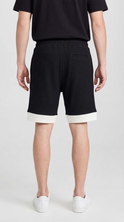 מכנס קצר שחור לגבר מבית W JEANS, עשוי בד כותנה, עם סיומת בהירה, לוגו מנימליסטי וגזרה נוחה.