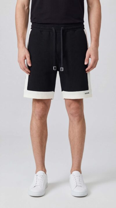 מכנס קצר שחור לגבר מבית W JEANS, עשוי בד כותנה, עם סיומת בהירה, לוגו מנימליסטי וגזרה נוחה.