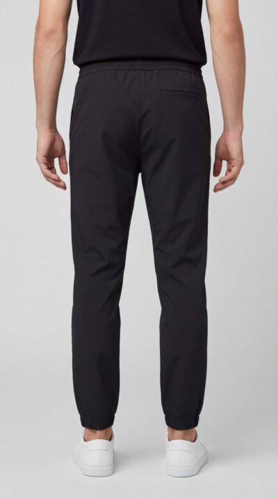 מכנס קארגו שחור לגבר של W JEANS בגזרת ג׳וגר עם כיסי צד ורוכסנים.