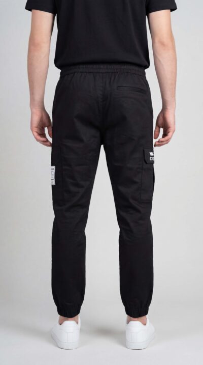 מכנס קארגו שחור לגבר של W JEANS עם כיסי צד, חגורת גומי ושרוך קשירה בגזרה מודרנית.