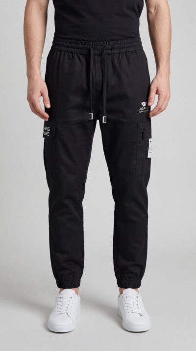 מכנס קארגו שחור לגבר של W JEANS עם כיסי צד, חגורת גומי ושרוך קשירה בגזרה מודרנית.