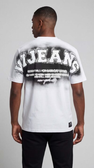 טי שירט לגבר מבית W JEANS בצבע לבן עם מיתוג מודרני עדין בחזית ובולט בגב, בעיצוב אורבני.