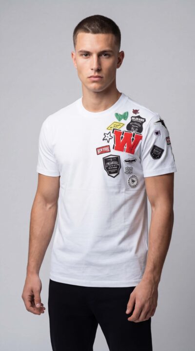 טי שירט לבנה לגבר מבית W JEANS עם פאצ’ים מודפסים בעיצוב אורבני וגזרה מחמיאה.