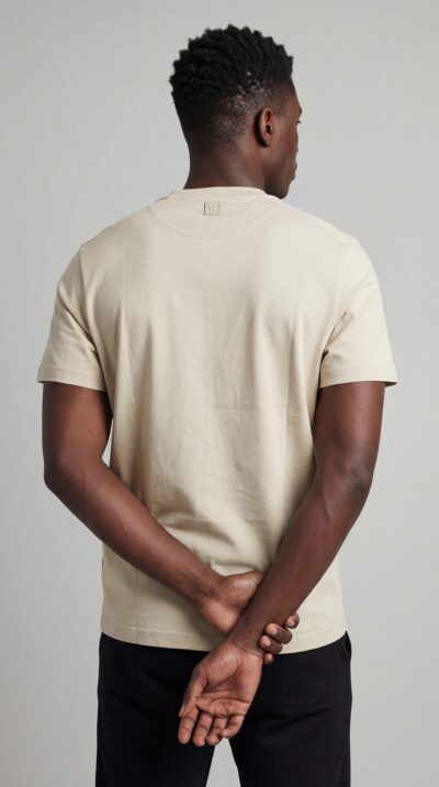 טי־שירט בז’ לגבר של W JEANS עם כיס חזה ולוגו עדין.