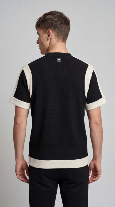 טי שירט שחורה לגבר מבית W JEANS בגזרה מחמיאה עם שילוב צבעים נקי ועיצוב מודרני.
