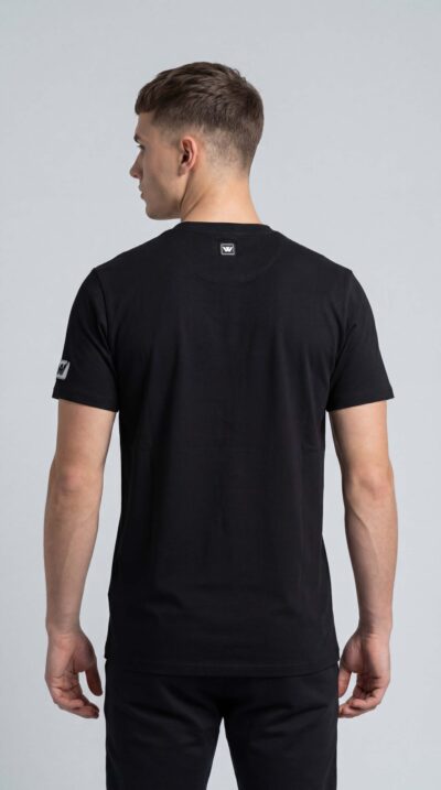 טי שירט שחורה לגבר מבית W JEANS עם הדפסים גרפיים ולוגו מודגש, בחזית.