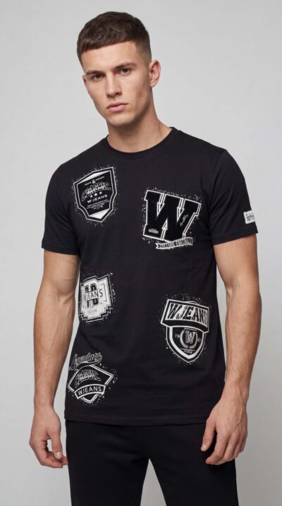 טי שירט שחורה לגבר מבית W JEANS עם הדפסים גרפיים ולוגו מודגש, בחזית.