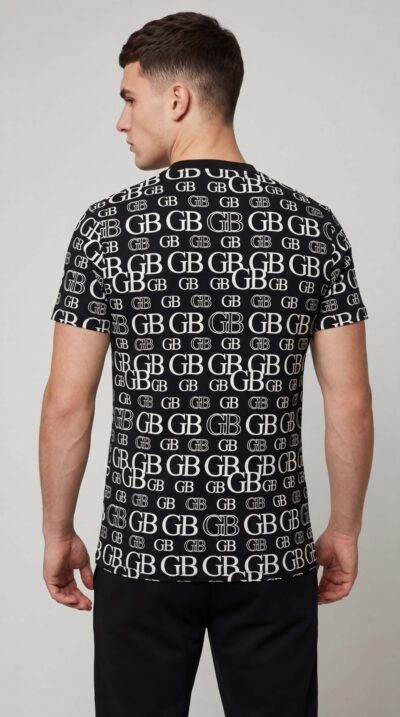 טי־שירט לגבר מבית GIORGIO BELLINI בצבע שחור עם הדפס מיתוג GB חוזר וגזרה מחמיאה.