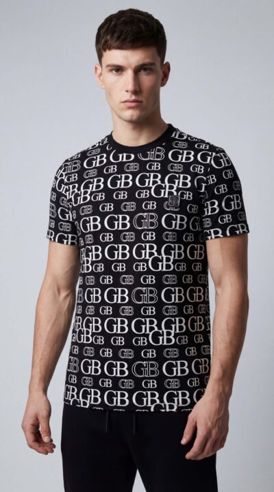 טי־שירט לגבר מבית GIORGIO BELLINI בצבע שחור עם הדפס מיתוג GB חוזר וגזרה מחמיאה.