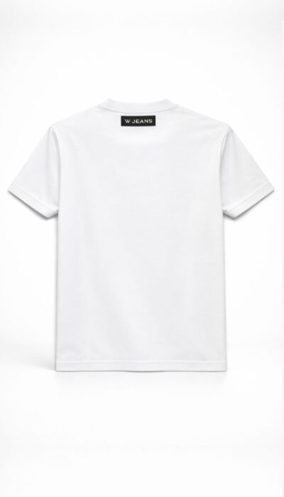 טי שירט לבנה לגברים מבית W JEANS עם לוגו בחזית וצווארון עגול קלאסי.