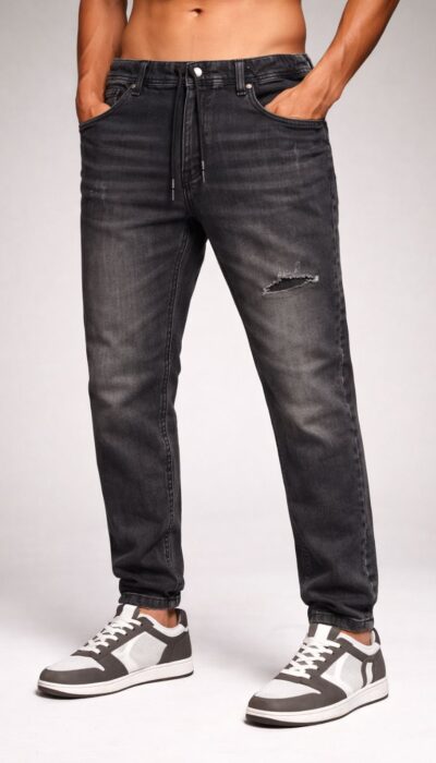 מכנס ג'ינס שחור לגבר של W JEAS בגזרת Slim עם שטיפת דנים אופנתית ושרוך קשירה במותן.