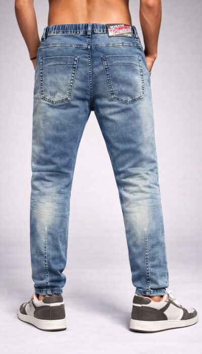 מכנס ג׳ינס כחול בשטיפת דנים אופנתית של W JEANS בגזרה צרה עם מותן אלסטית ושרוך קשירה.