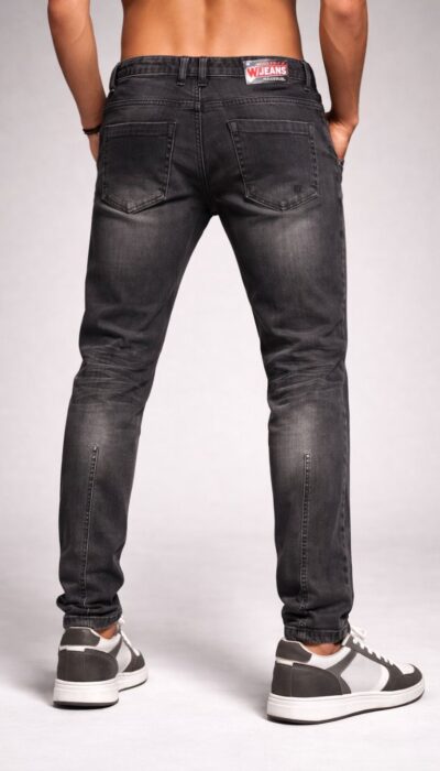 מכנס ג'ינס שחור לגבר של W JEAS בגזרת Slim עם שטיפת דנים אופנתית ושרוך קשירה במותן.