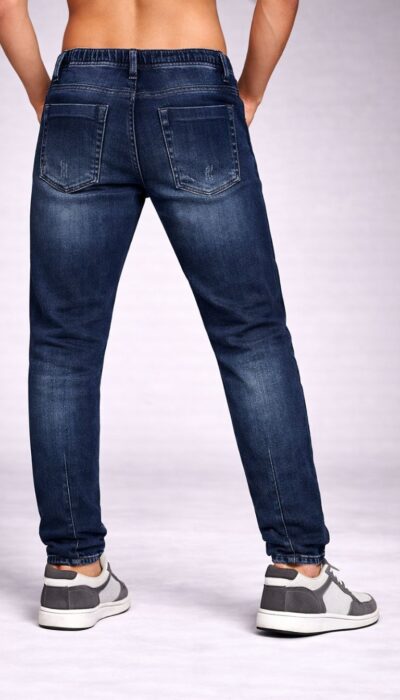 מכנס ג'ינס של W JEANS לגבר בצבע כחול דנים עם שטיפות ואפקט שחיקה עדין, כולל כיסים צדדיים ואחוריים.